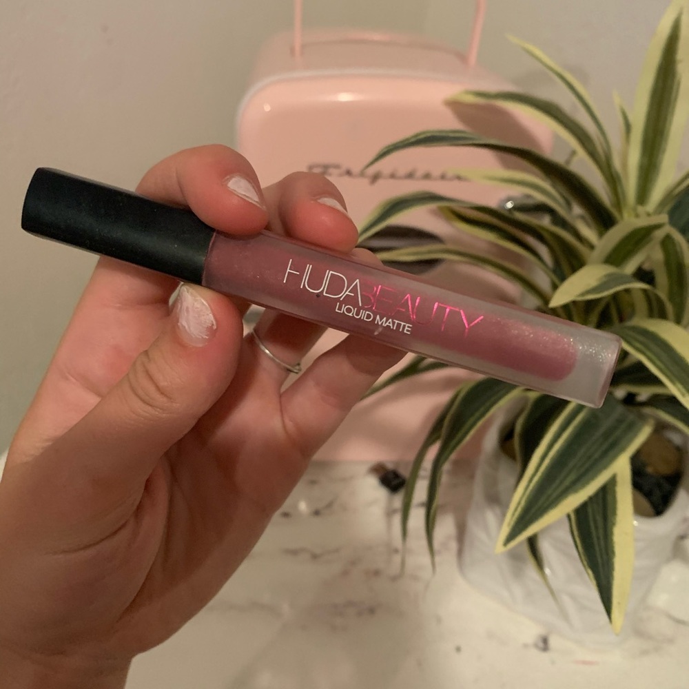 Huda beauty matte liquid- trophy wife💜